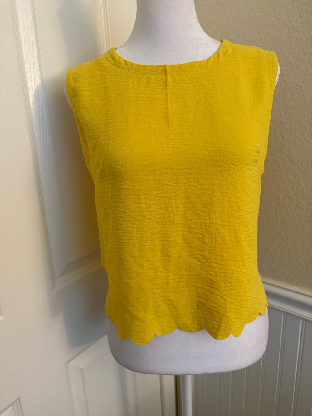 Sleeveless Yellow Scalloped Hem Ctop Top
